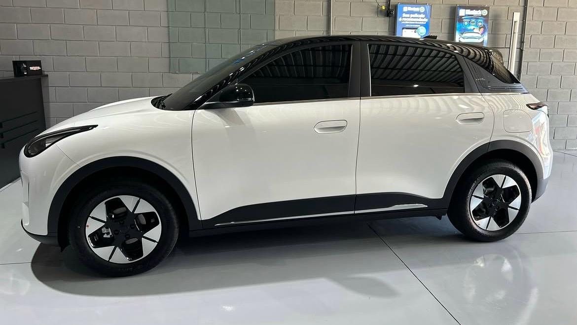 Veículo elétrico branco com película aplicada