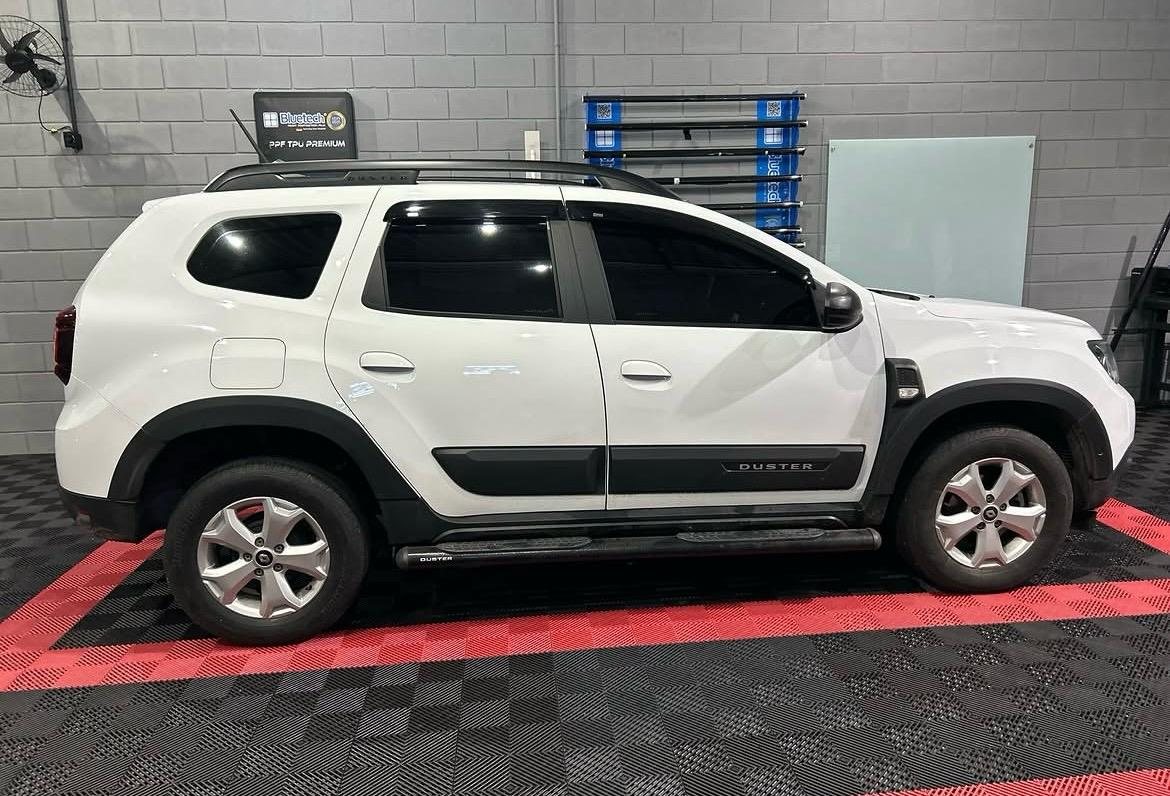 Renault Duster branca com película