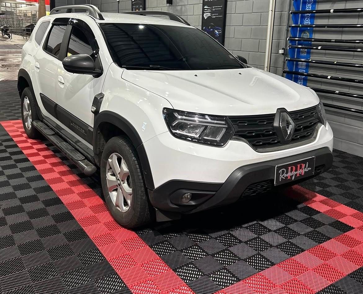 Renault Duster branca vista de frente