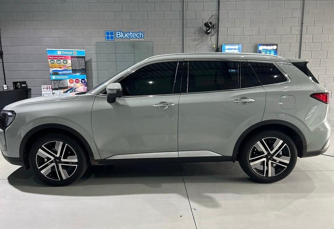 SUV cinza com película automotiva