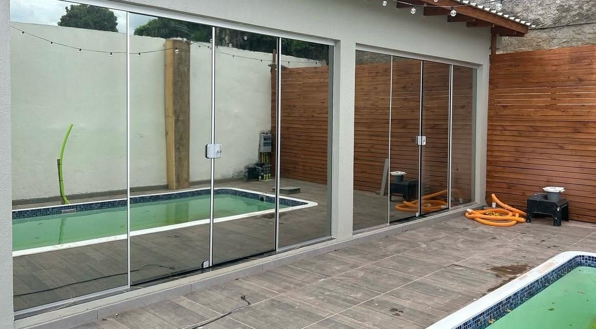 Área residencial envidraçada junto à piscina